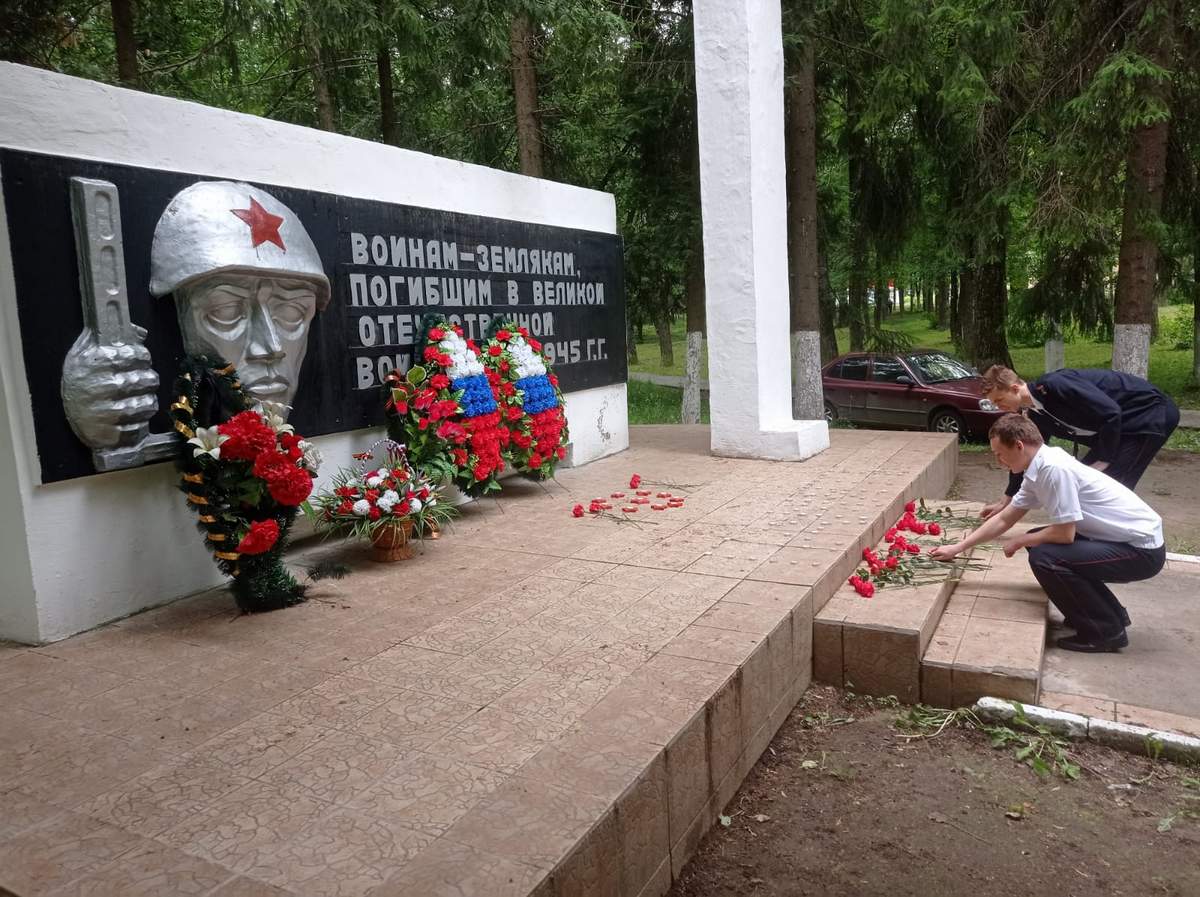 Возложение цветов к мемориалу погибшим в годы Великой Отечественной войны  землякам-воскресенцам | Воскресенский колледж